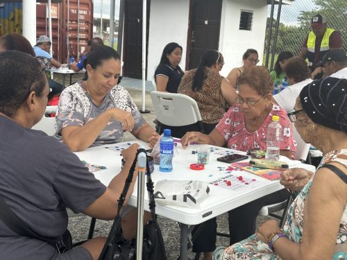 Grupo de mujeres adultas marca fichas de colores en sus cartones de bingo durante el Bingotón Julio 2025.